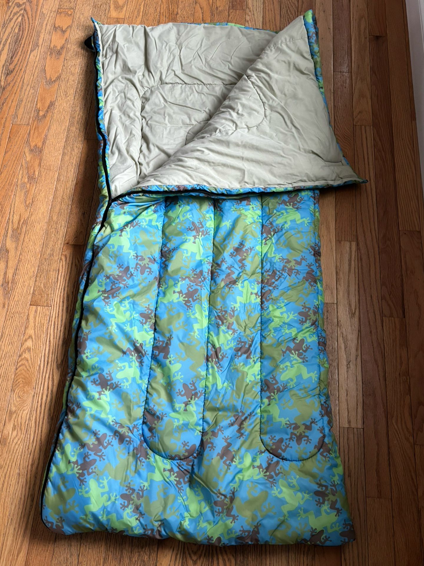 LL BEANS Kids Youth Sleeping Bag Frogs All Over Pattern 40 Degree Rated