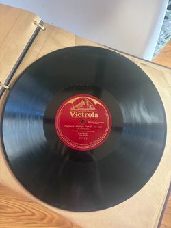 12-inch 78 RPM shellac record featuring baritone Titta Ruffo singing "Pagliacci—Prologo, Part 2—Un nido di memorie" by Ruggero Leoncavallo on the red