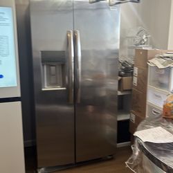 Frigidaire Gallery Ice/Water Dispensing Side by Side Refrigerator