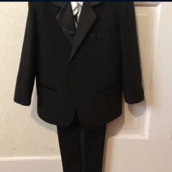 Tuxedo Size 6T-clothing 
