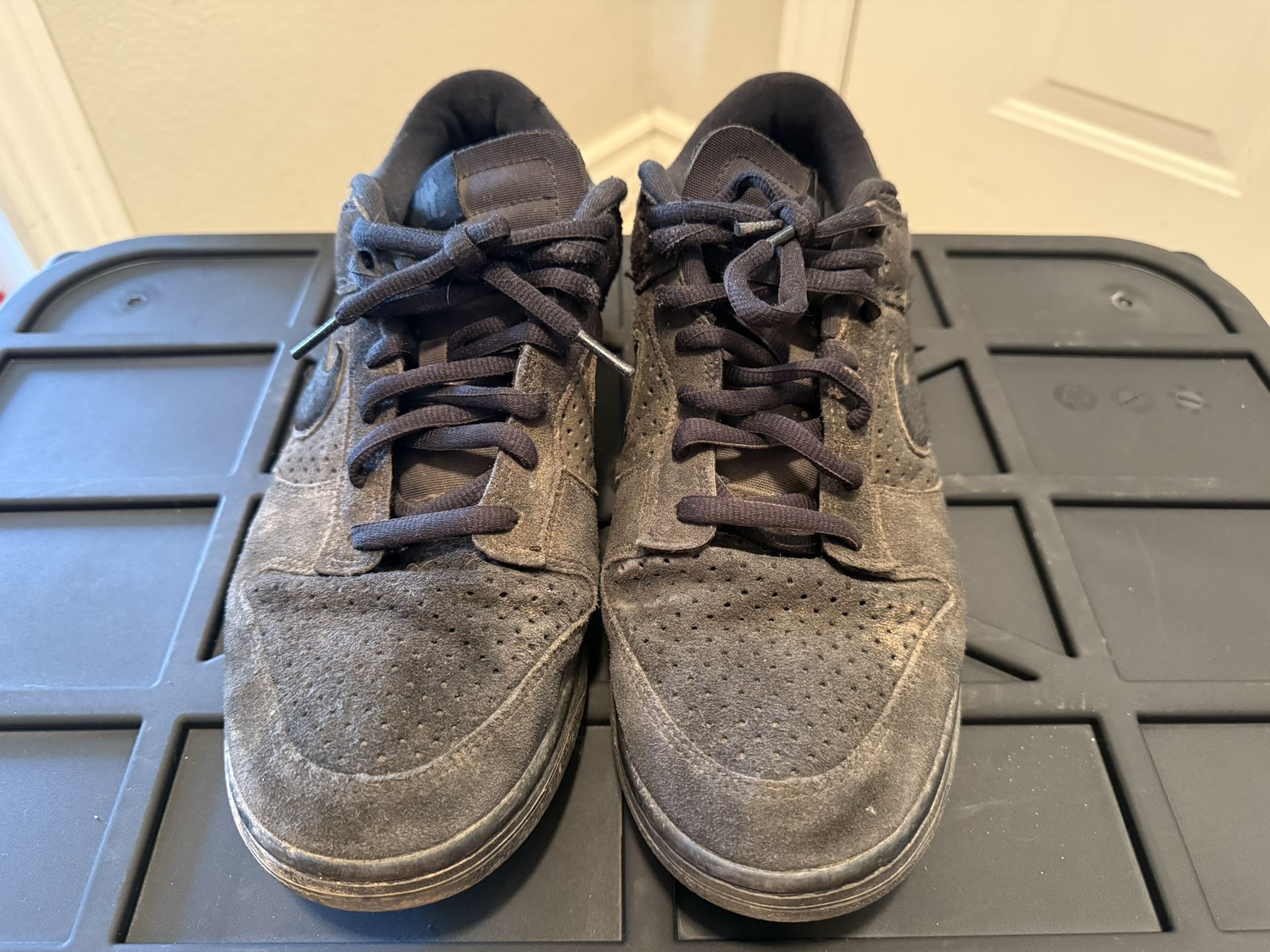 Nike Dunks Undefeated ( Size 13 )