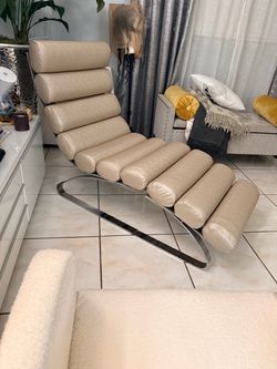 Fancy chair good condition color champagne