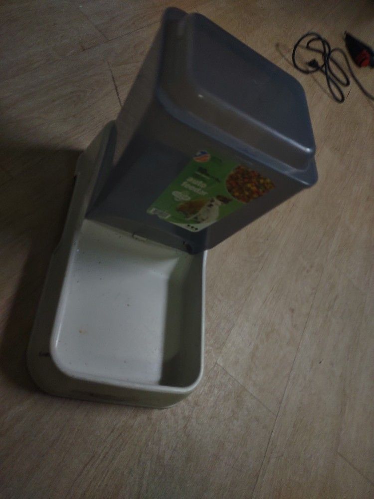 Van Ness
Medium 6-Pound Auto Feeder.