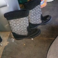Really Cute Fluffy And Warm Coach Boots Size 5 N A Half