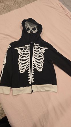 Kids Glow in the Dark Skeleton Hoodie – Halloween - The skeleton/bone design glows in the dark
8 10 years old