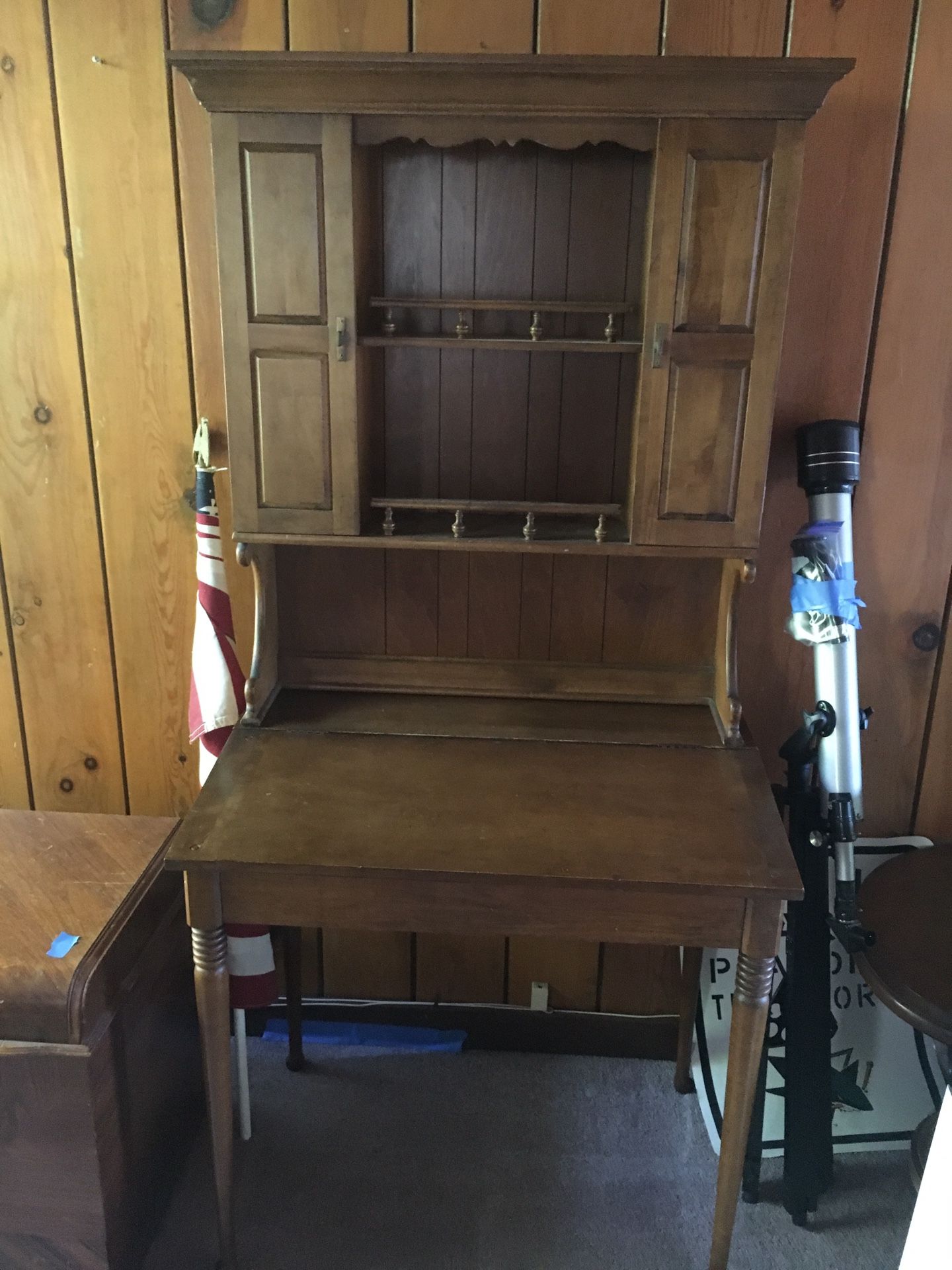 Beautiful maple desk/hutch