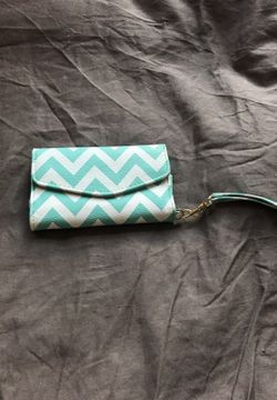 Chevron wristlet