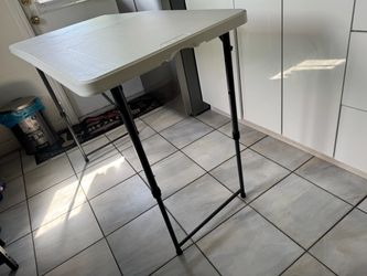 Folding table