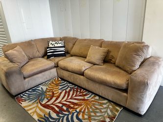 TAN SECTIONAL COUCH W/ FREE DELIVERY