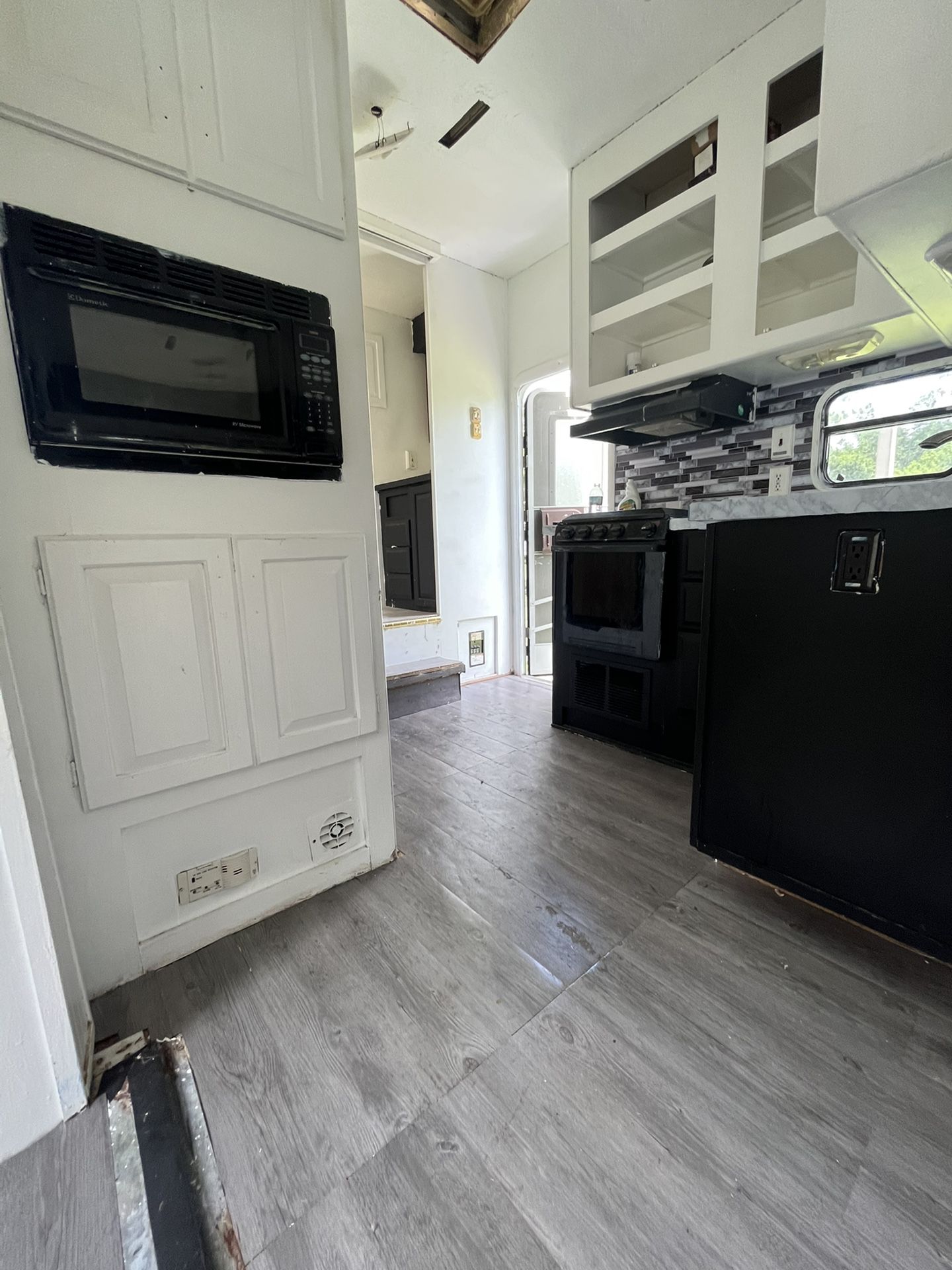 36 Ft 5th Wheel Trailer, RV mobile Home | Big living Room