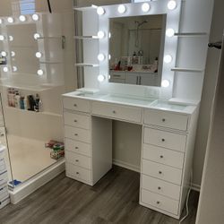 Makeup Vanity With Mirror And Lights