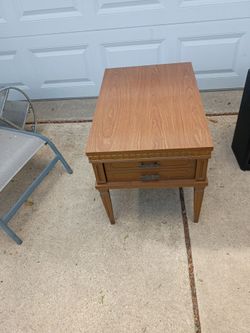 Vintage wood end table /20x30x21 inches