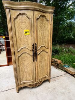 🔥 NEED GONE ASAP — Gorgeous Vintage Armoire 🔥