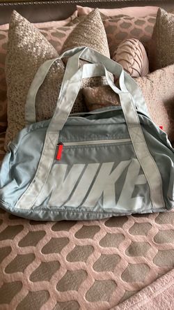 Mochila Nike usada como nueva  21 x 14 muy limpia afuera y adentro