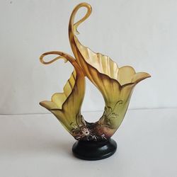 Vintage Beautiful Pearl Illusion Centerpiece Table Vase 17” Tall Dark 
Base. Pre-owned, good shape, please see the photos. No chips or cracks,
but the