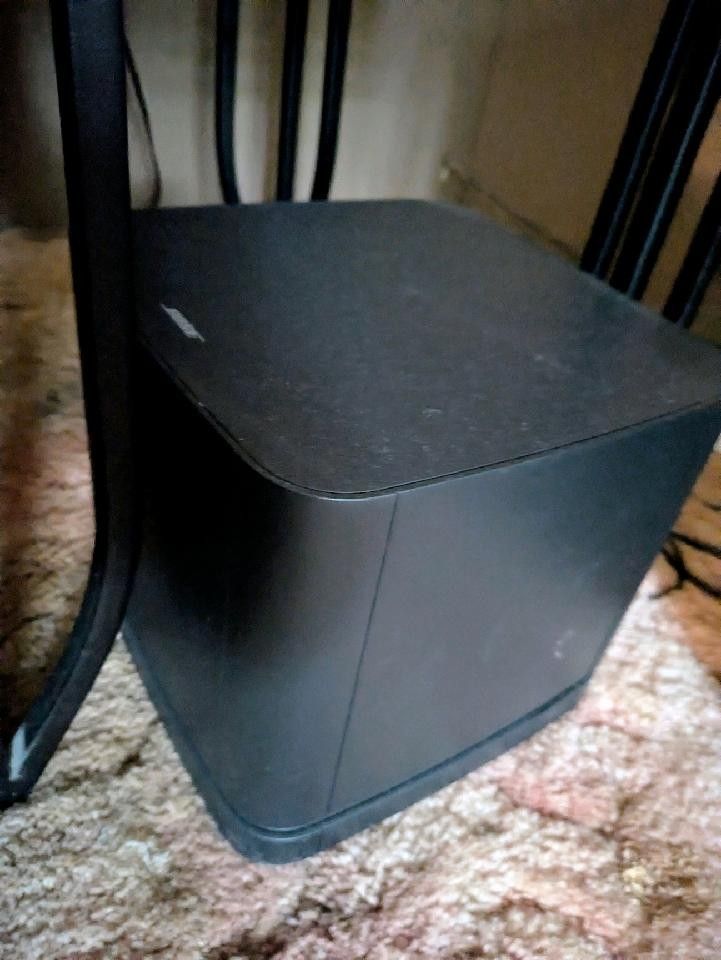 Bose 300 Smart Bar And Sub Woofer