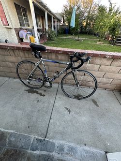 Trek 1000  SL road bike  aluminum light weight  Needs a clean I DO NOT KNOW THE SIZE