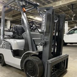 Shiny NISSAN forklift For Sale Cheap