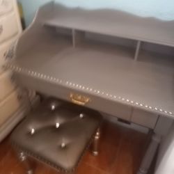 CUTE DESK OR VANITY AT PICKY PINCHERS 801 TURNER ST CLEARWATER OPEN TODAY 12-4 FREE DELIVERY 