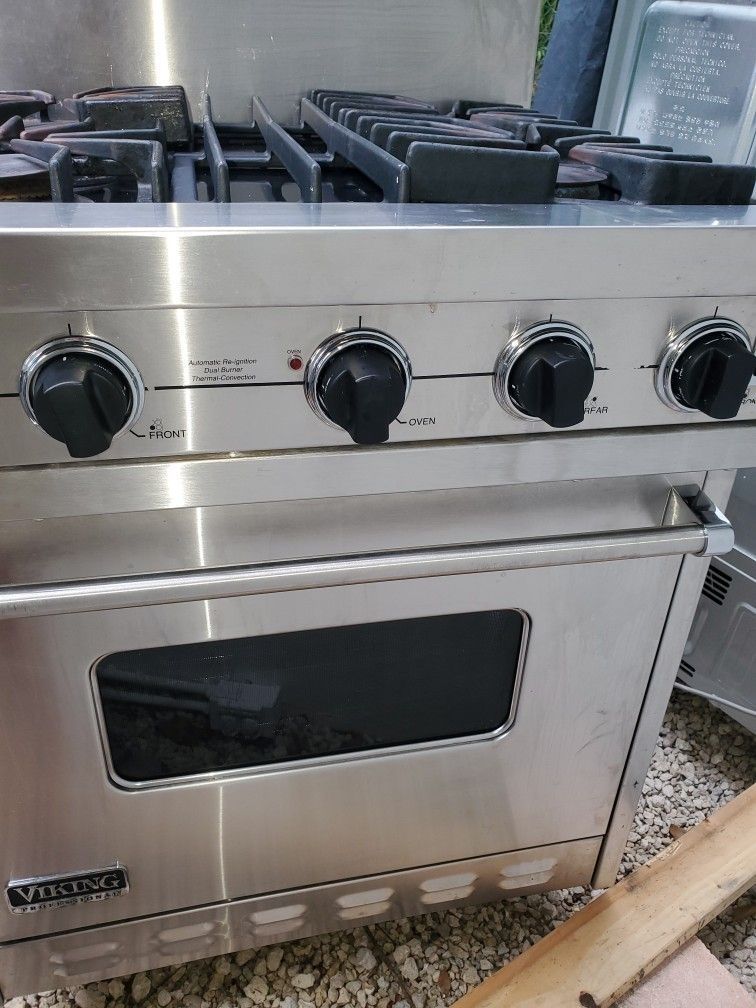 Phenomenal Viking GAS RANGE 30 INCH With Hood/ Light/Fan....EXCELLENT BUY MUST SEE