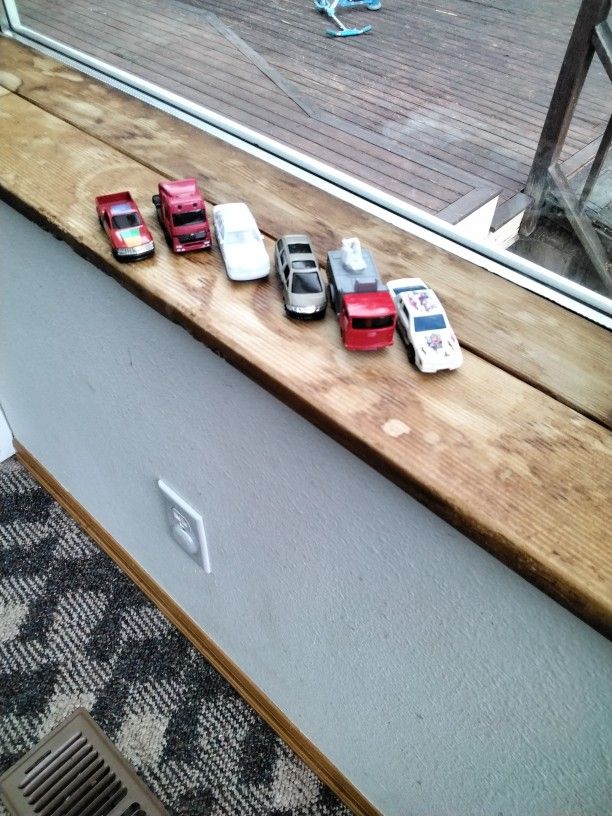 6 Hot Wheels