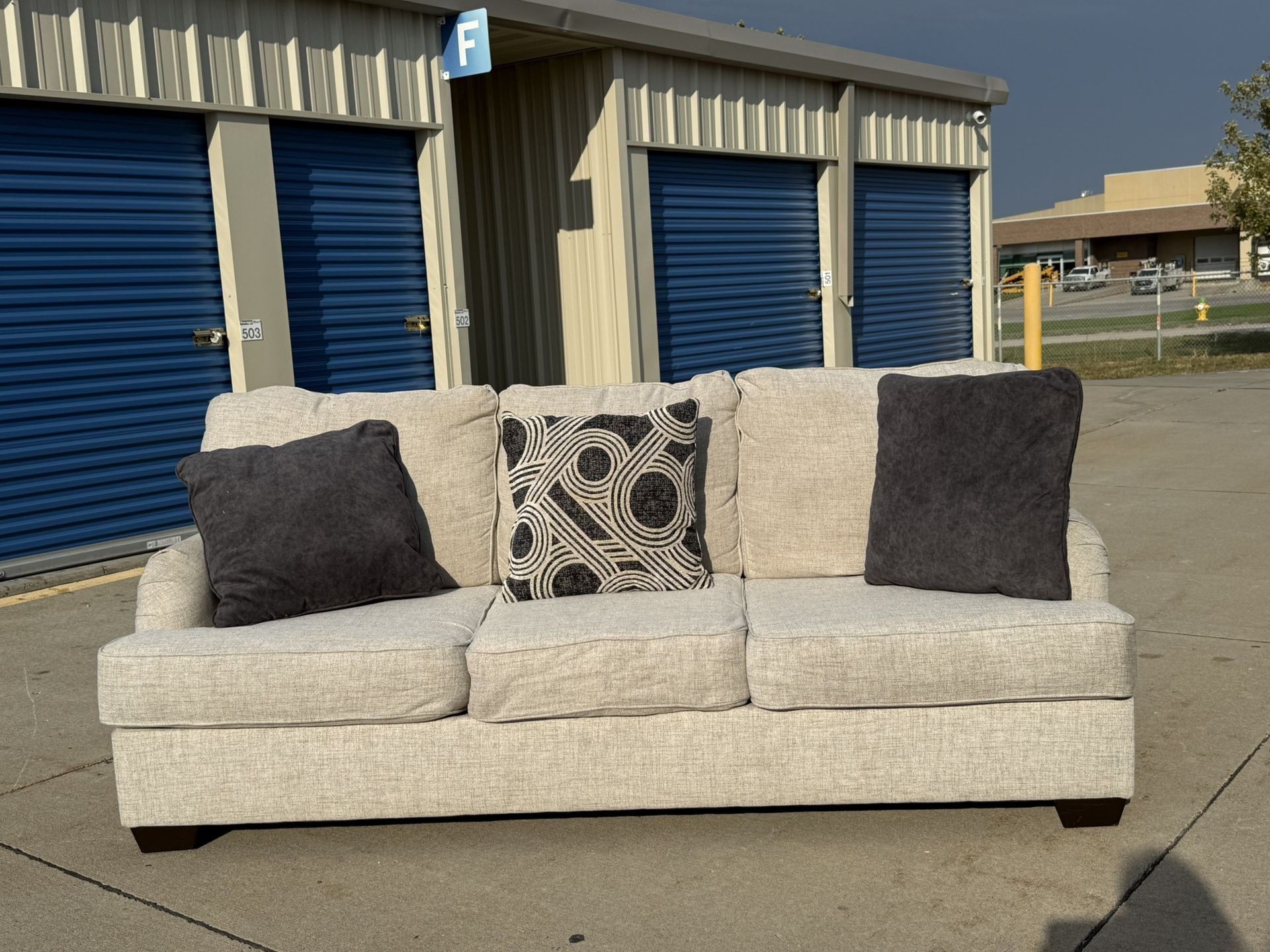 FREE DELIVERY 🚚🚛🚚 Beautiful Couch