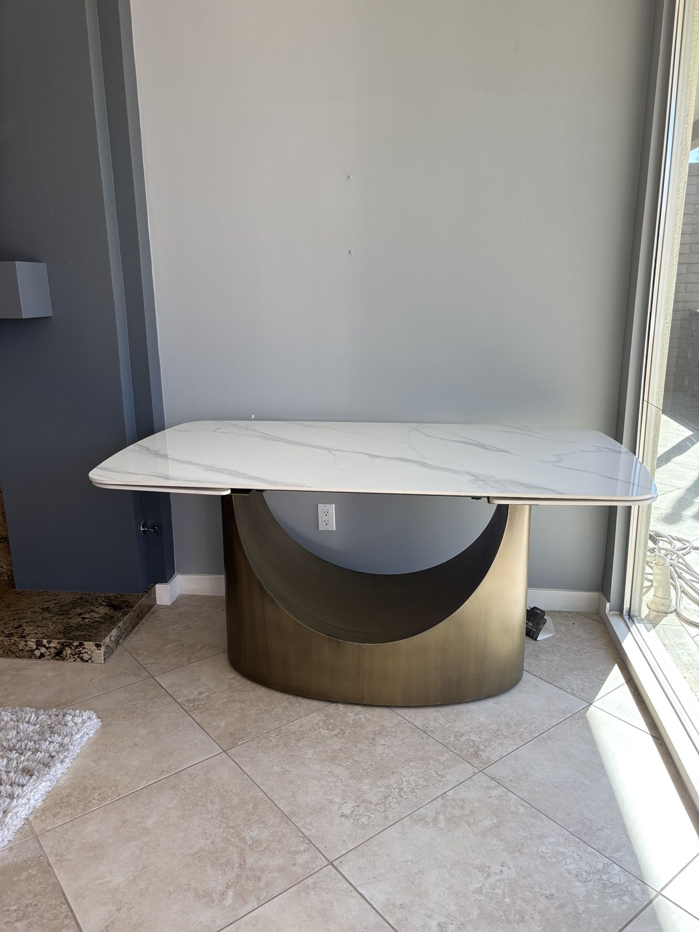 Modern Extendable Dining table