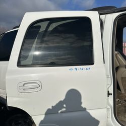 2003 GMC YUKON PASSENGER SIDE REAR DOOR
