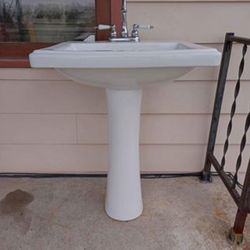Lightly Used Pedestal Sink For Bathroom