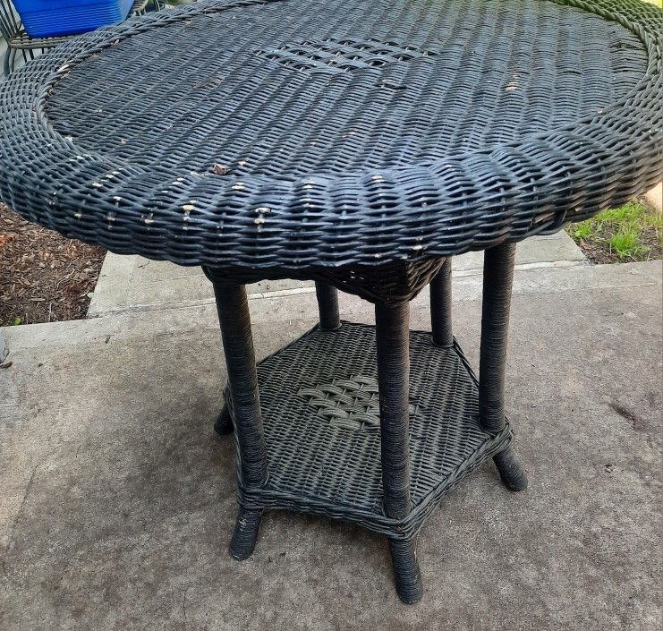Round Patio Table 