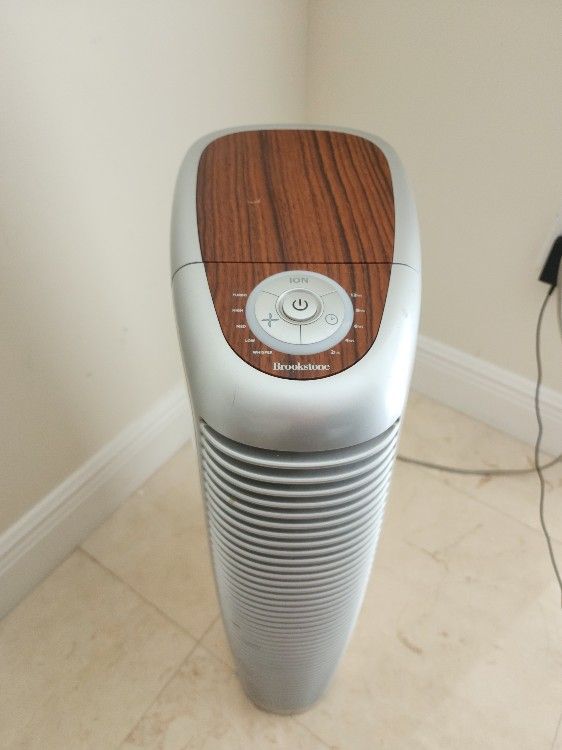 Brookstone 3 Speed Ion Activated Air Purifier. for Sale in Miami