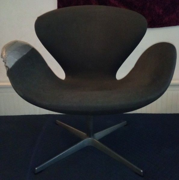 Fritz Hansen / Arne Jacobsen Swan Chair