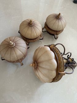 Juego de 4 lámparas elegantes estilo clásico. Set of 4 elegant classic ceiling light fixtures