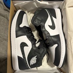Jordan 1 Mid 