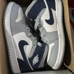 Jordan 1 Mid Size 1