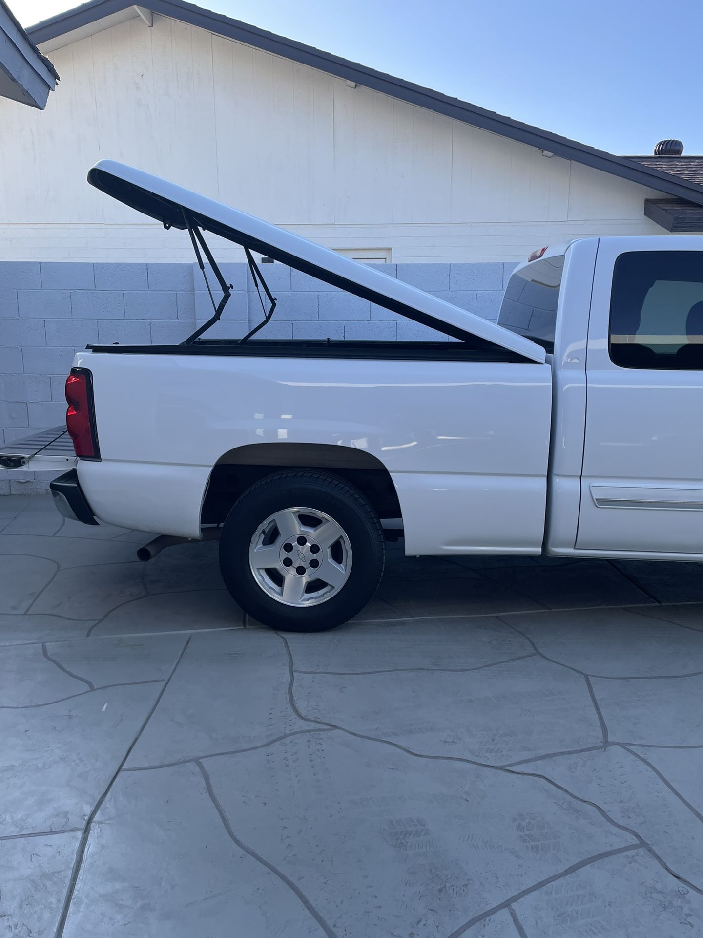 Tonneau Cover - Chevy Silverado GMC- CLEAN