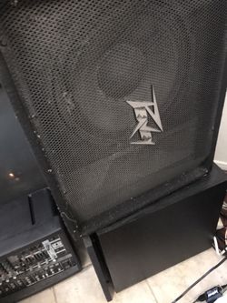 Peavey speakers