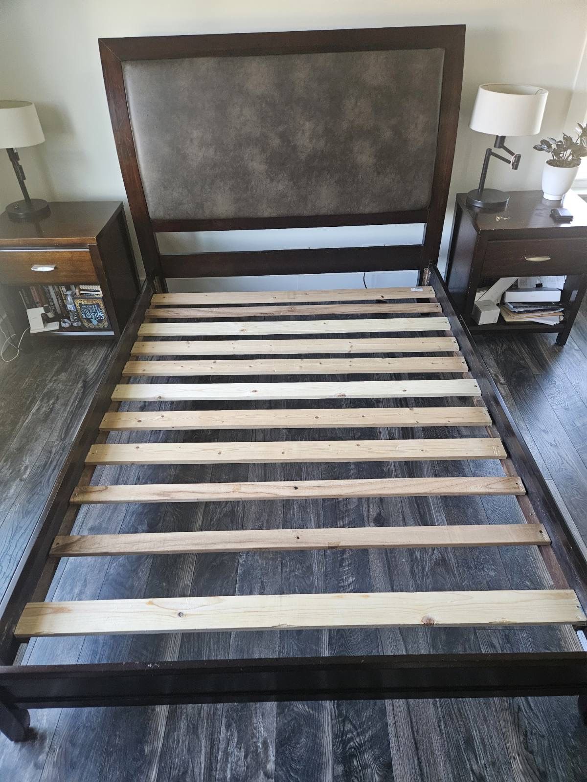 Bedroom’s Set: 1 Queen Bedroom, 2 Nightstands, 1 Dresser, & 2 Lamps 