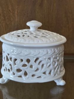 Vintage Ivory Ceramic trinket dish w/ lid.