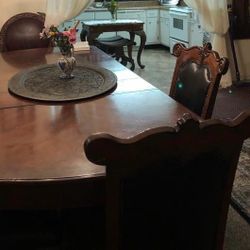 Wood Dinning Table And 8 Chairs 