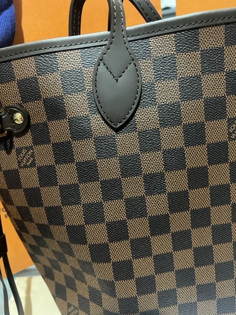 Louis Vuitton Neverfull MM W/Cherry Red Inside for Sale in Anaheim, CA -  OfferUp