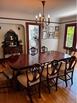 Traditional Mahogany Dining Room Table