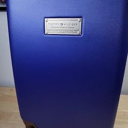Tommy Hilfiger Wilshire Bigboy 21" Upright Suitcase

