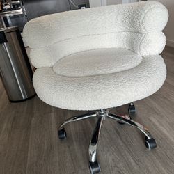 Like New Rolling Ivory White Cloud Sherpa Teddy Chair For Vanity Or Computer - adjustable height!