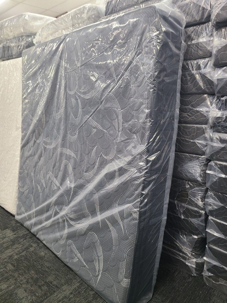 Same Day Delivery Available Stearns & Foster King Size Pillow Top Medium Firm Mattress Special