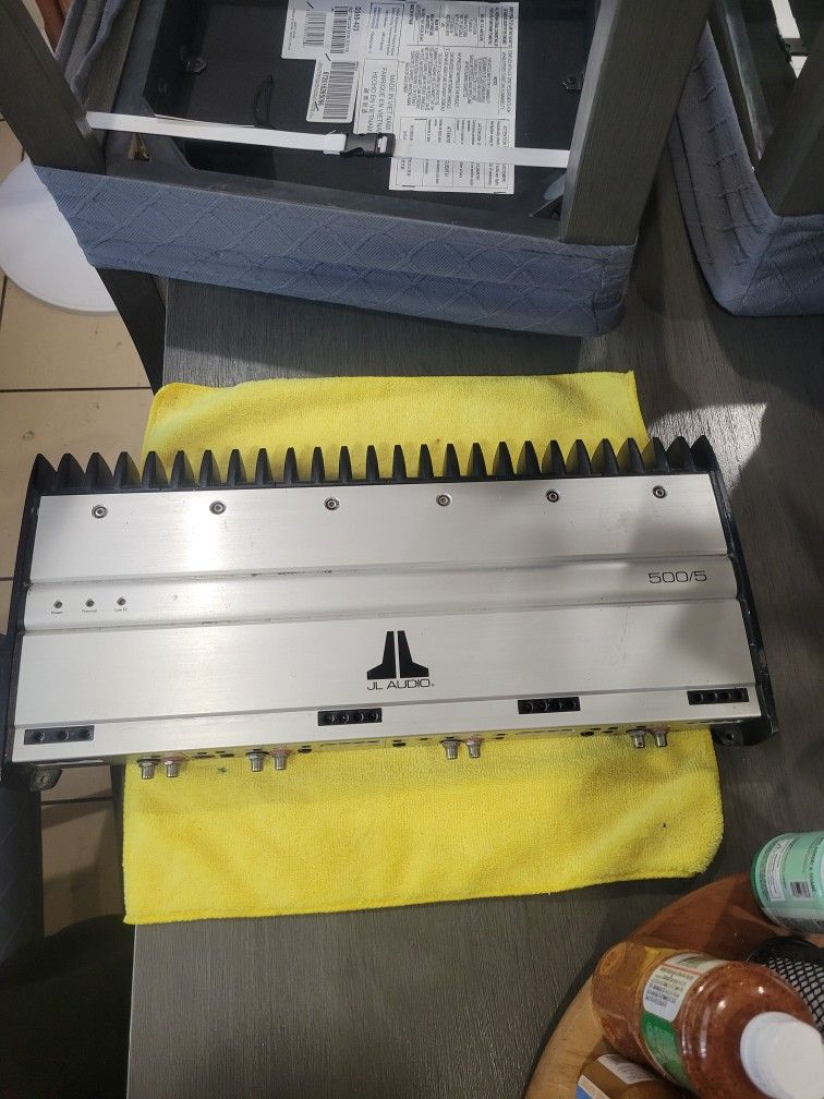 UN AMPLIFIER JL AUDIO