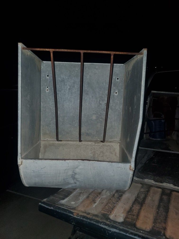 Livestock feeder Horse