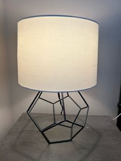 Table lamps with geometric base