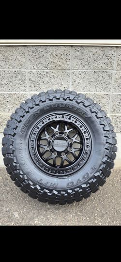 17" KMC rims w- 35" Toyo M/T Open Country 