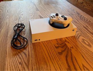 LIKE NEW xbox series S and controller